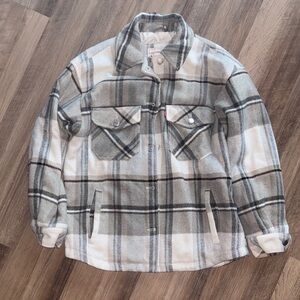 Levi's Women's Zoe Relaxed Wool Plaid Shirt Jacket in a gray and white